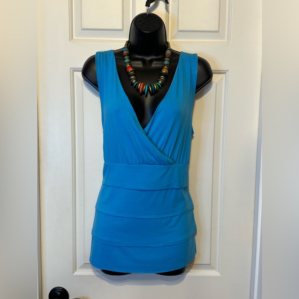 💙ST17-Dressbarn Blue Fitted Wrap Tank Top w/four tier design.